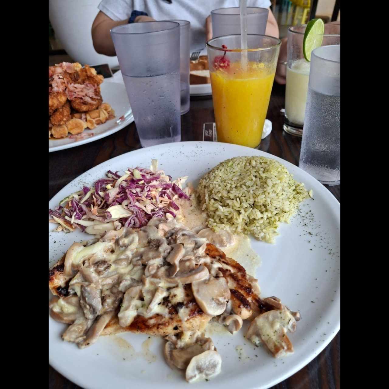 pollo con salsa de hongos