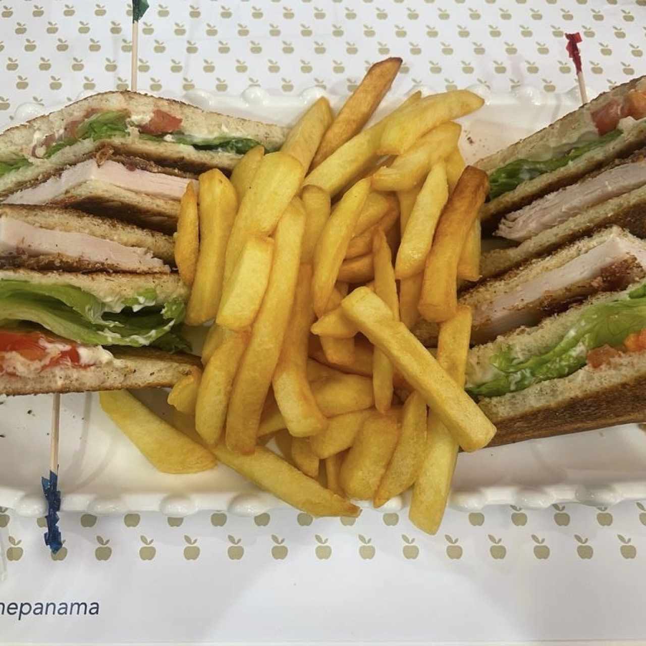 CLUB SANDWICH (Pechuga de Pavo, Bacón, Lechuga, Tomate y Aderezo) con Papas Fritas