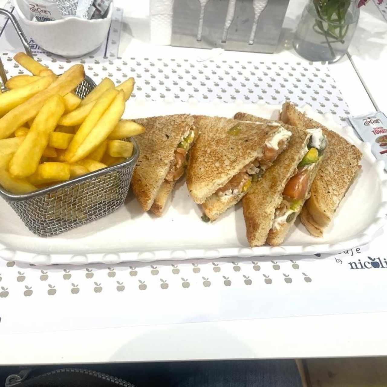 Salmón con Queso Crema en Pan Molde y Papas Fritas