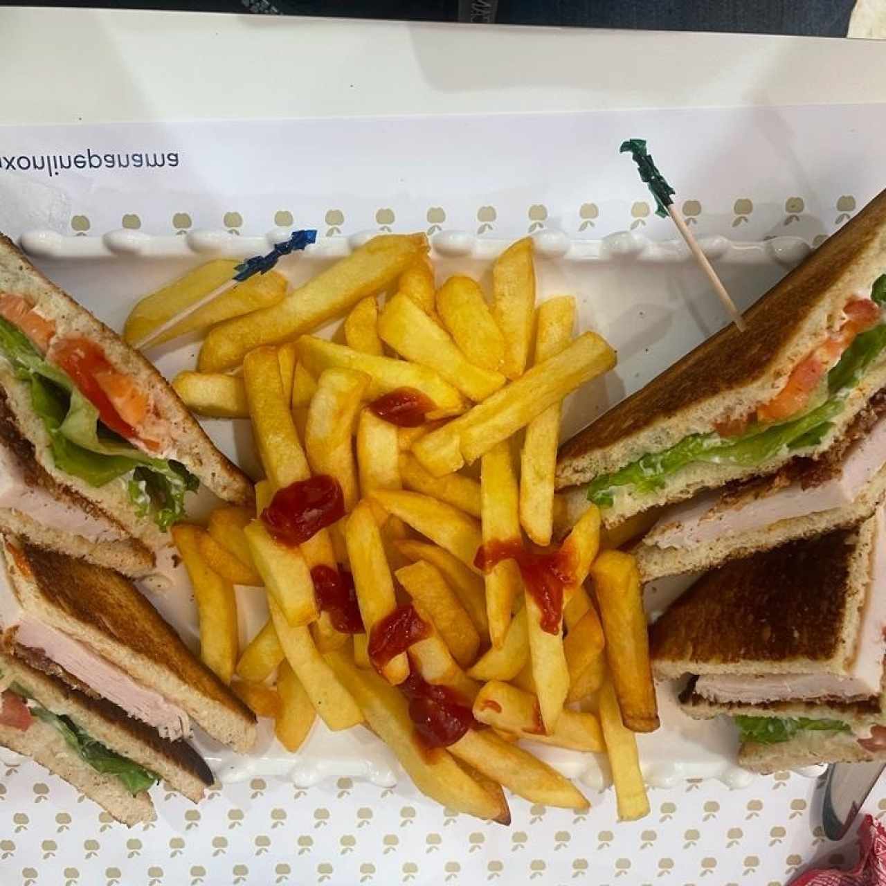 CLUB SANDWICH (Pechuga de Pavo, Bacón, Lechuga, Tomate y Aderezo) con Papas Fritas