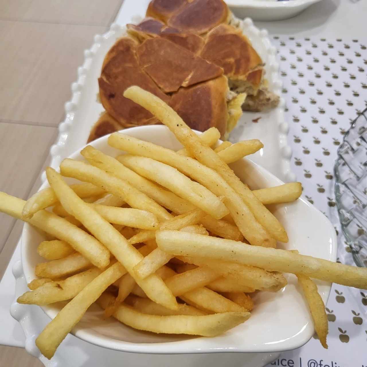 Tuna melt con papas fritas 
