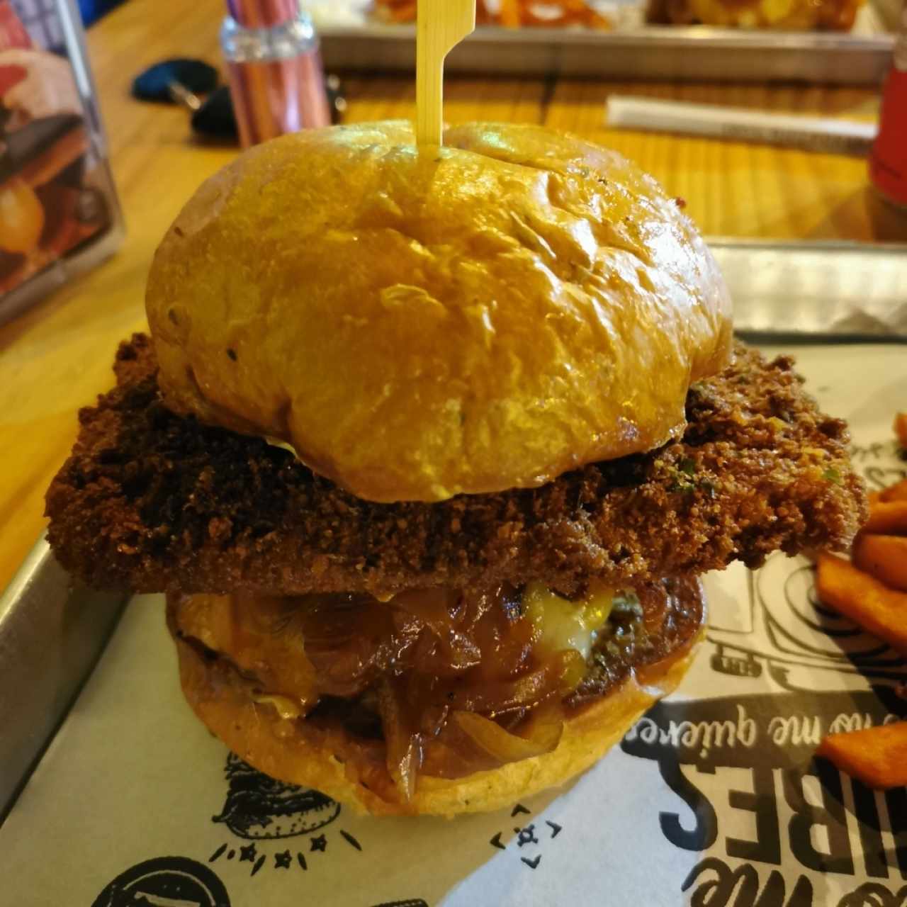 Hamburguesa con queso mozarella frito