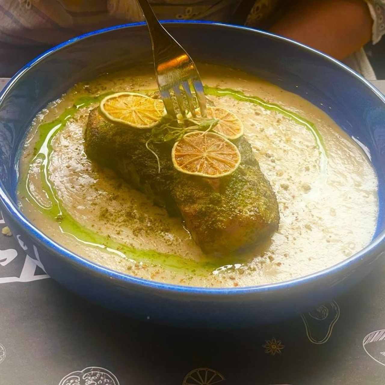 PORK BELLY CROCANTE (Pork Belly macerado por 8 horas y cocido en Ahumador bañado con una Salsa Barbecue de Melocotones Ahumados) con Risotto con Hongos y Quesos