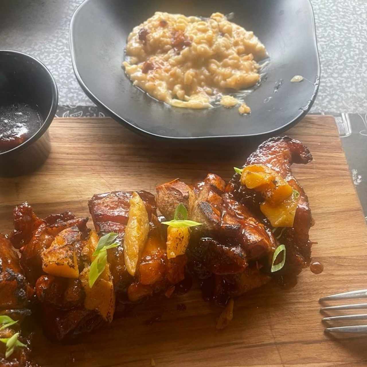 PESCA DEL CARIBE (Corvina, fusionado en Hierbas y Ajo Rostizado cocido al Horno, con una Salsa Cremosa de Champagne, Aceite Ahumado de Culantro, Suaves Notas de Polvo de Cebolla y Cebollín Deshidratado) 