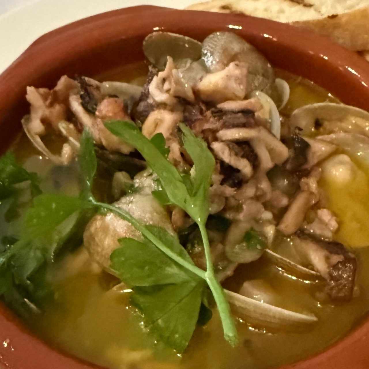 Almejas a la meuniere y pulpo a la brasa