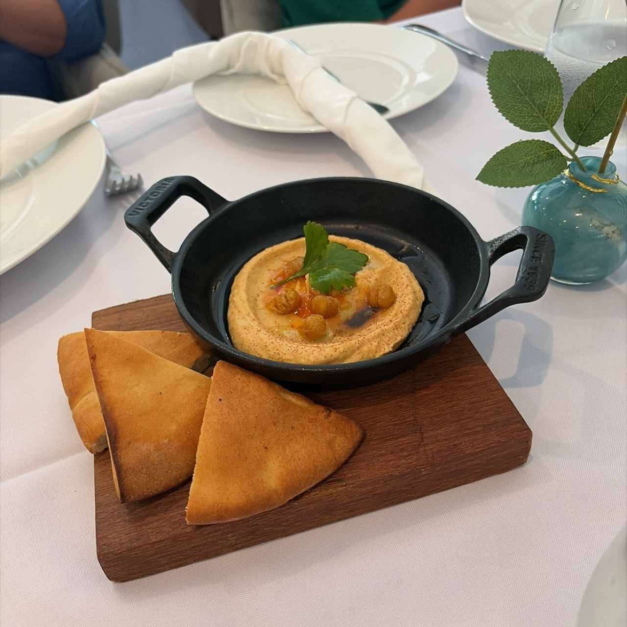 Humus con arepas