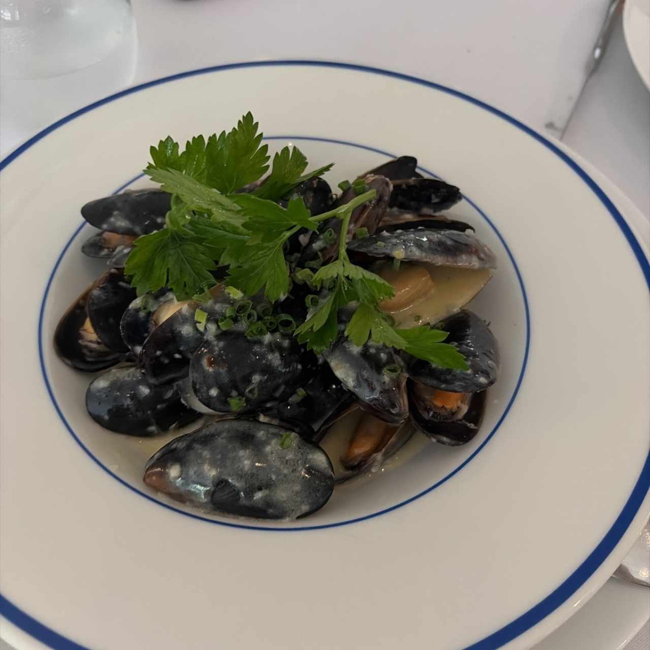 Almejas a la meuniere y pulpo a la brasa