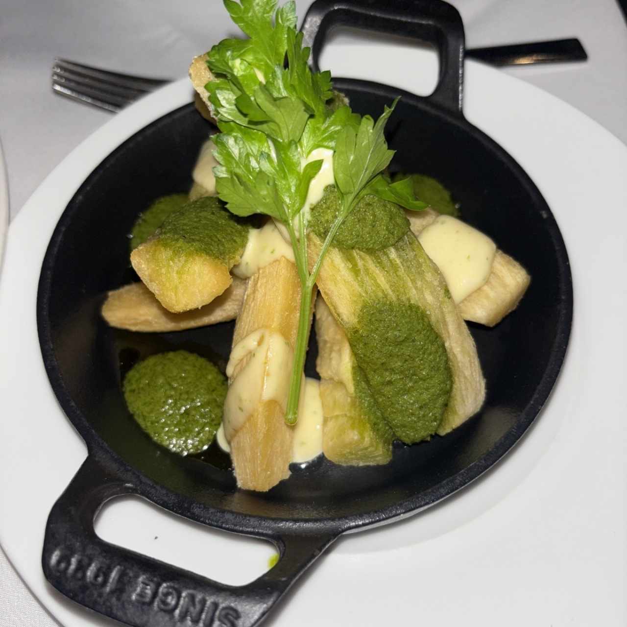 Bastones de yuca frita al mojo