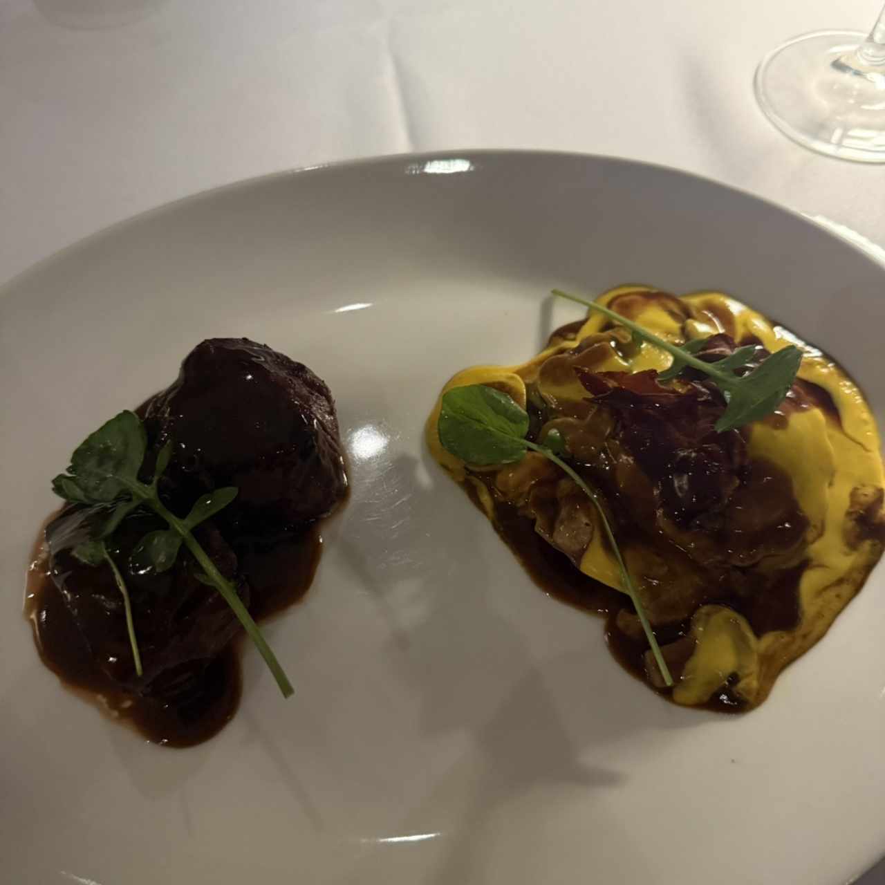 Filete de ternera con raviolis de champiñones y ricotta