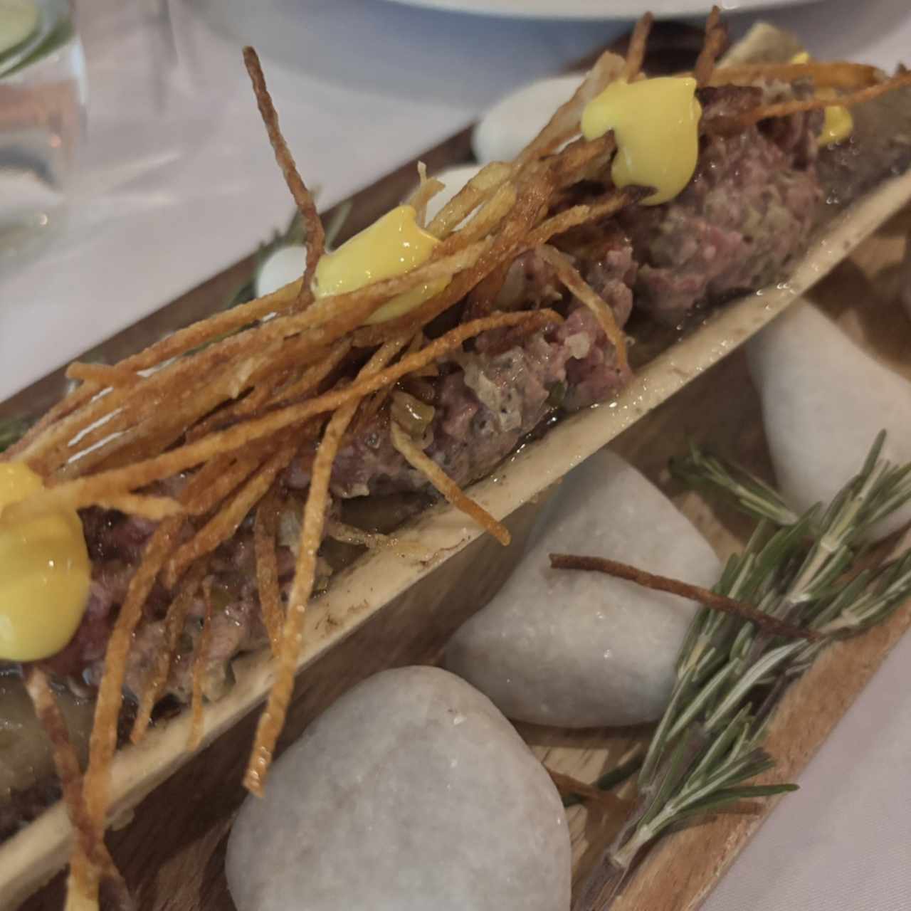Steak tartar trufado con tuétano