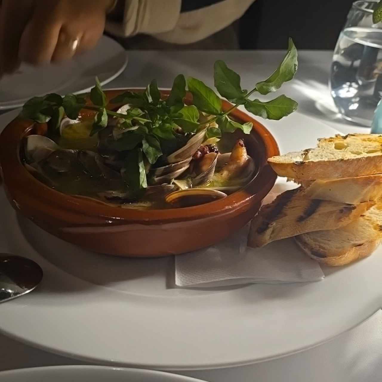 Almejas a la meuniere y pulpo a la brasa