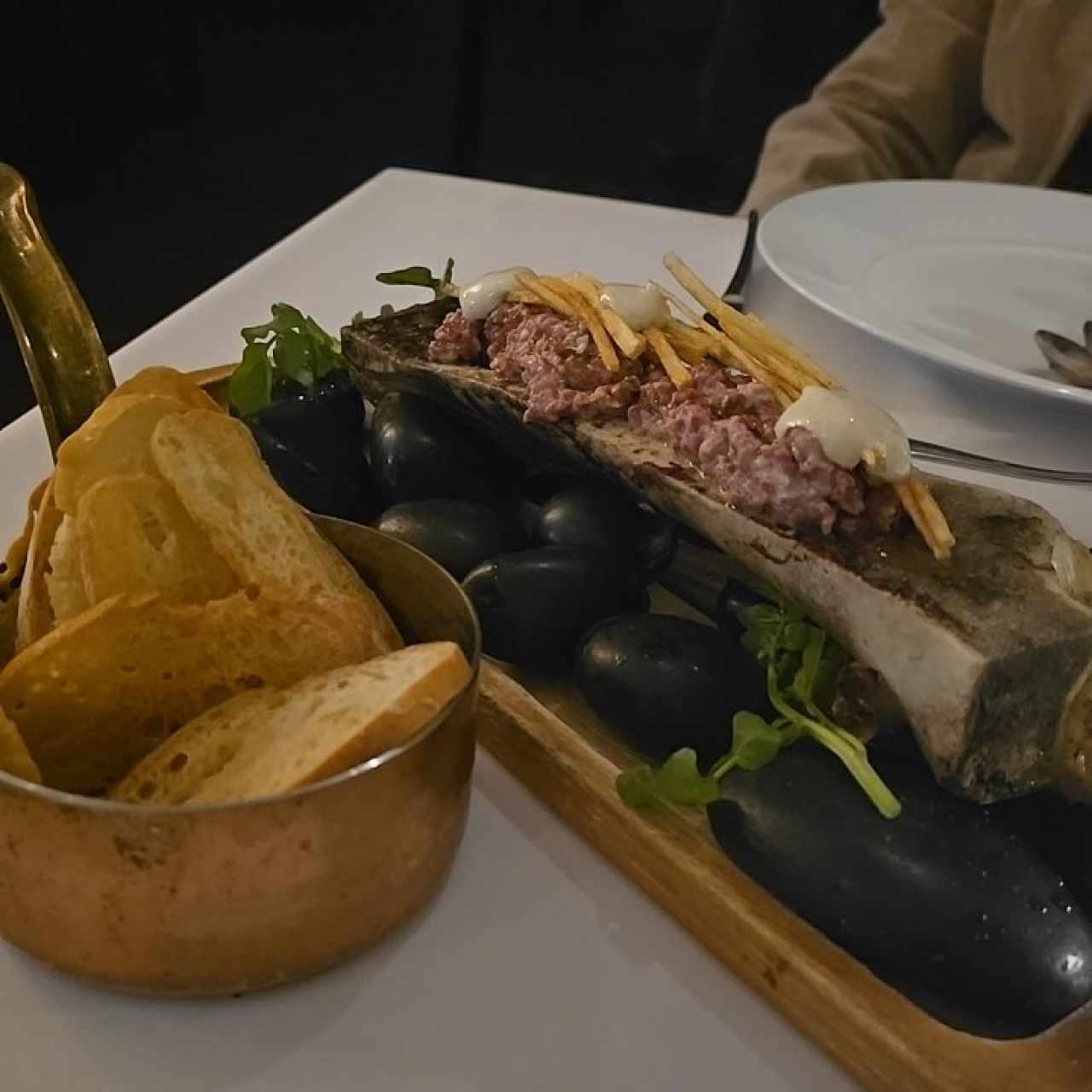 Steak tartar trufado con tuétano