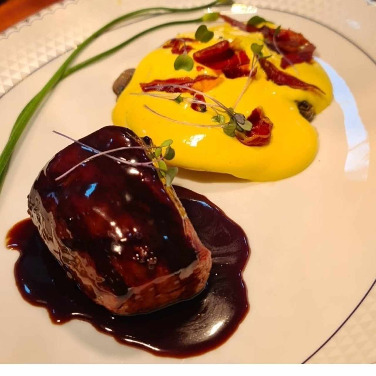 Filete de ternera con raviolis de champiñones y ricotta