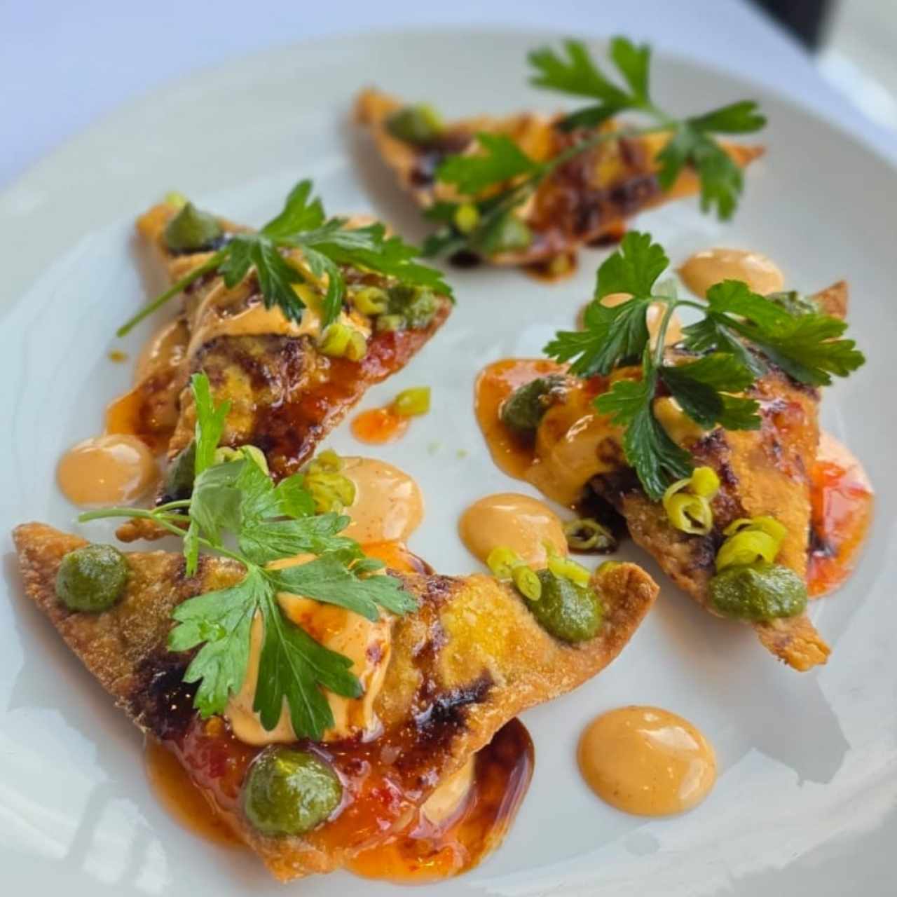 Empanaditas de wanton crujientes con chistorra