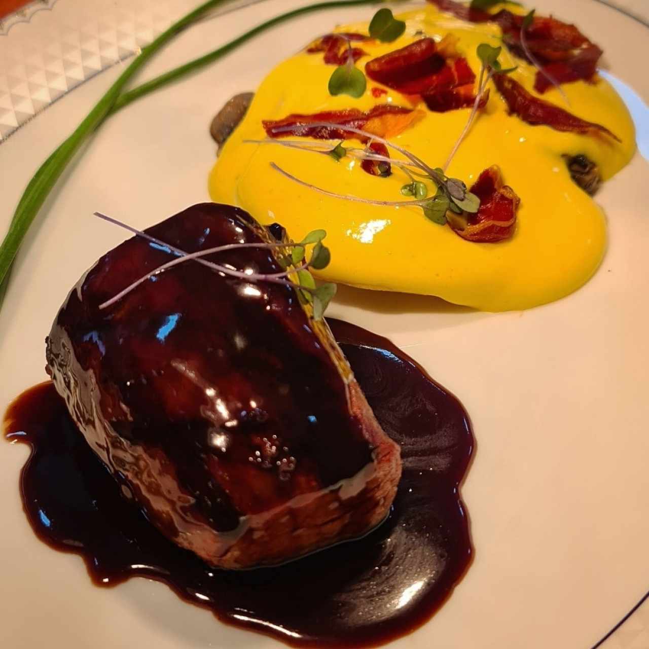 Filete de ternera con raviolis de champiñones y ricotta