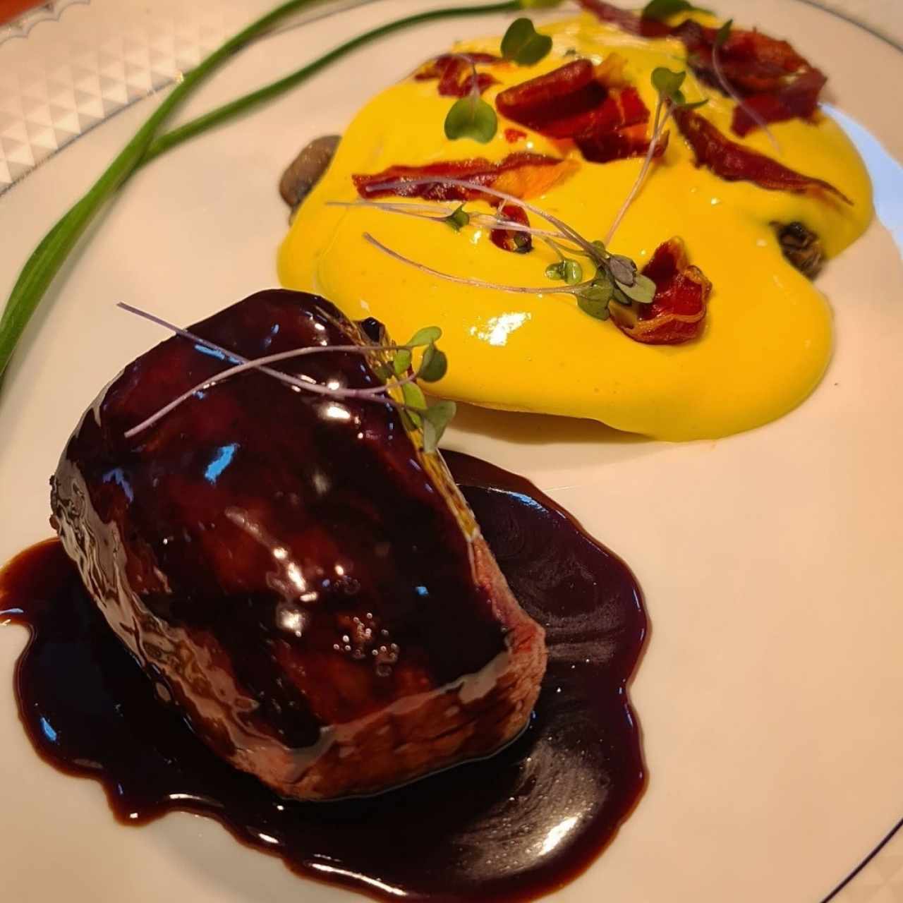 Filete de ternera con raviolis de champiñones y ricotta
