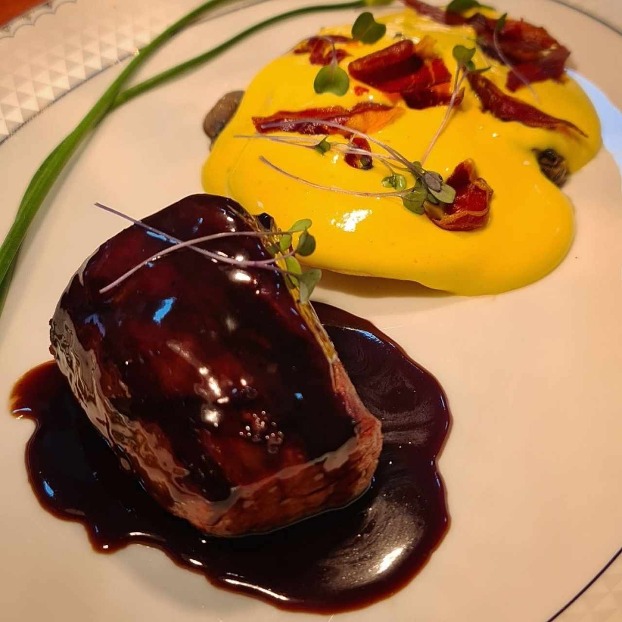 Filete de ternera con raviolis de champiñones y ricotta