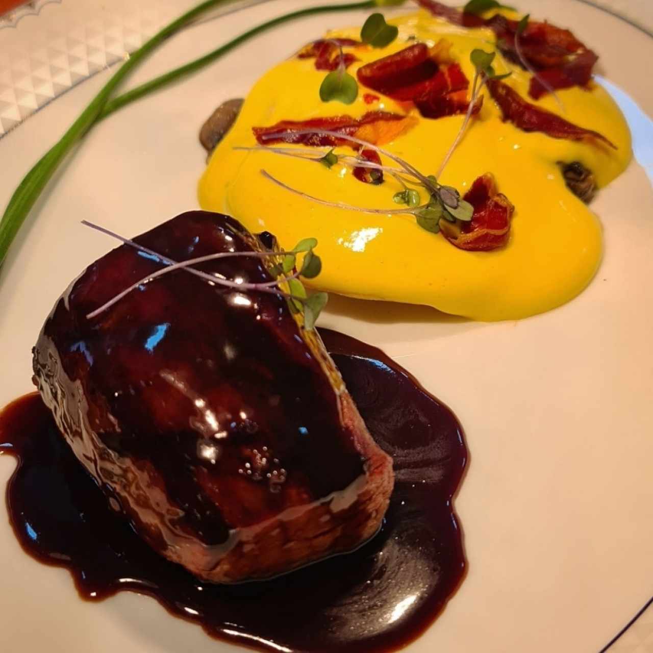 Filete de ternera con raviolis de champiñones y ricotta