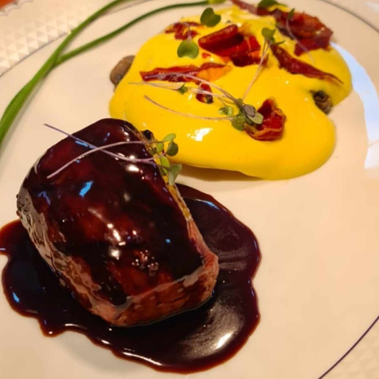 Filete de ternera con raviolis de champiñones y ricotta