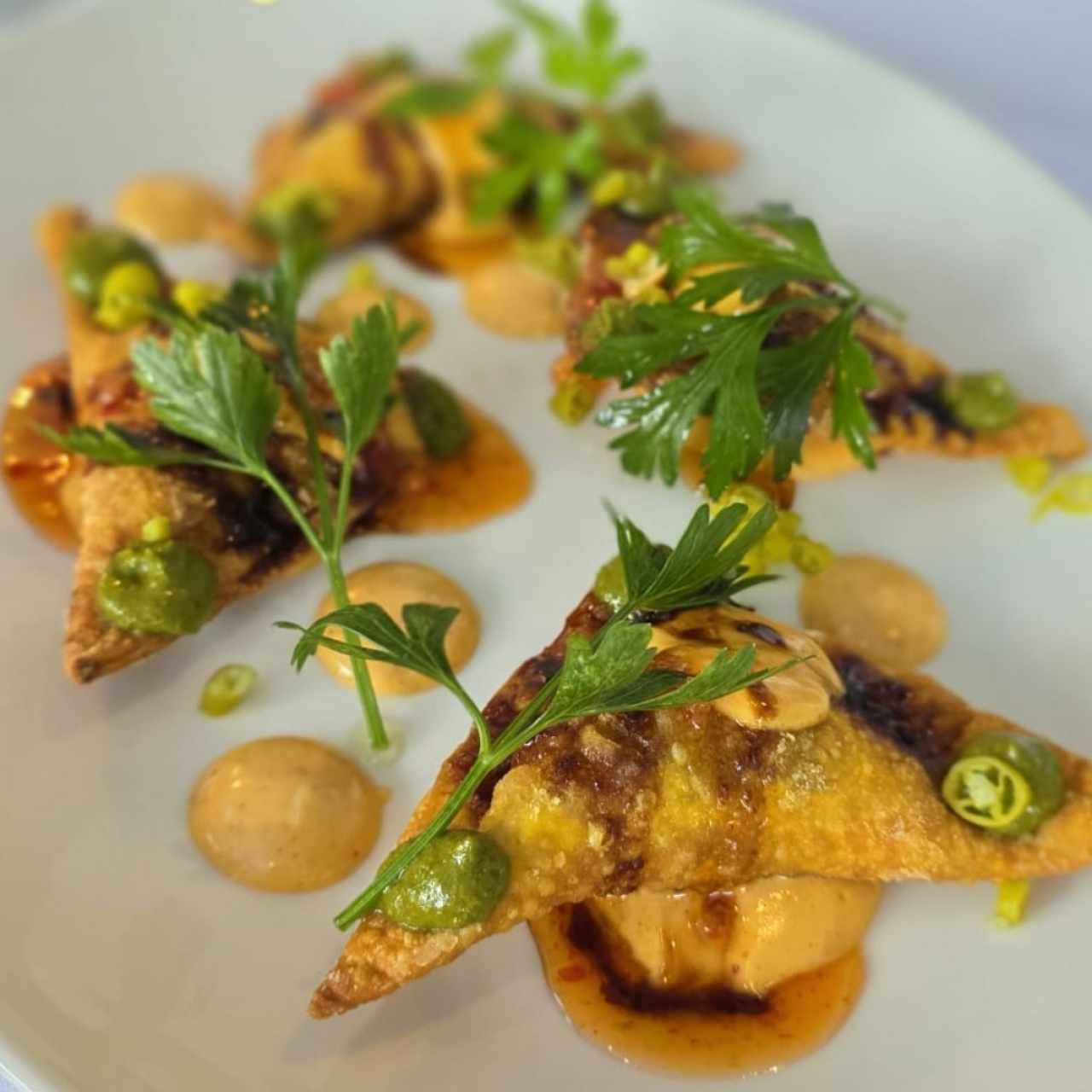 Empanaditas de wanton crujientes con chistorra