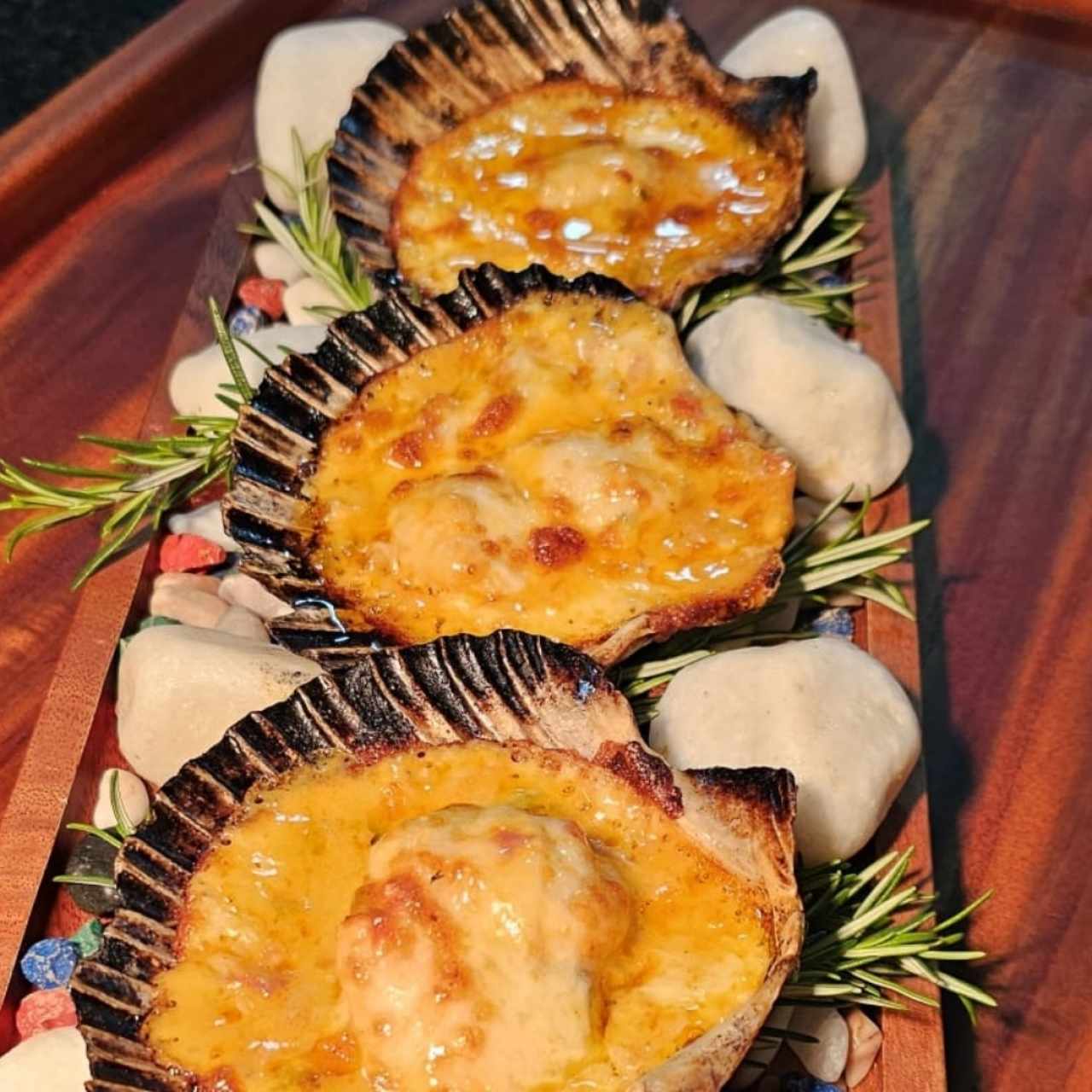 Vieiras a la gallega gratinadas con queso gruyere