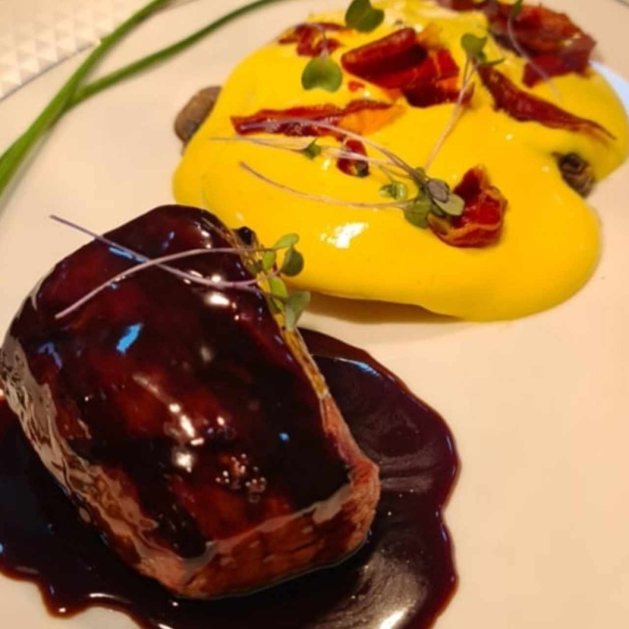 Filete de ternera con raviolis de champiñones y ricotta