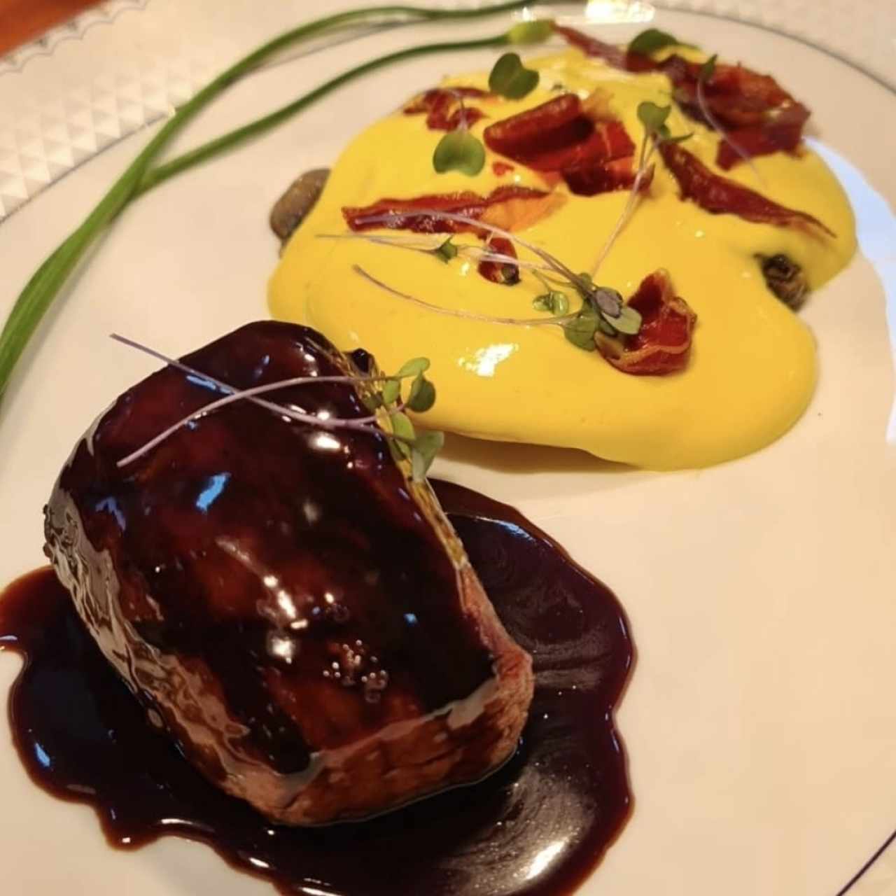 Filete de ternera con raviolis de champiñones y ricotta