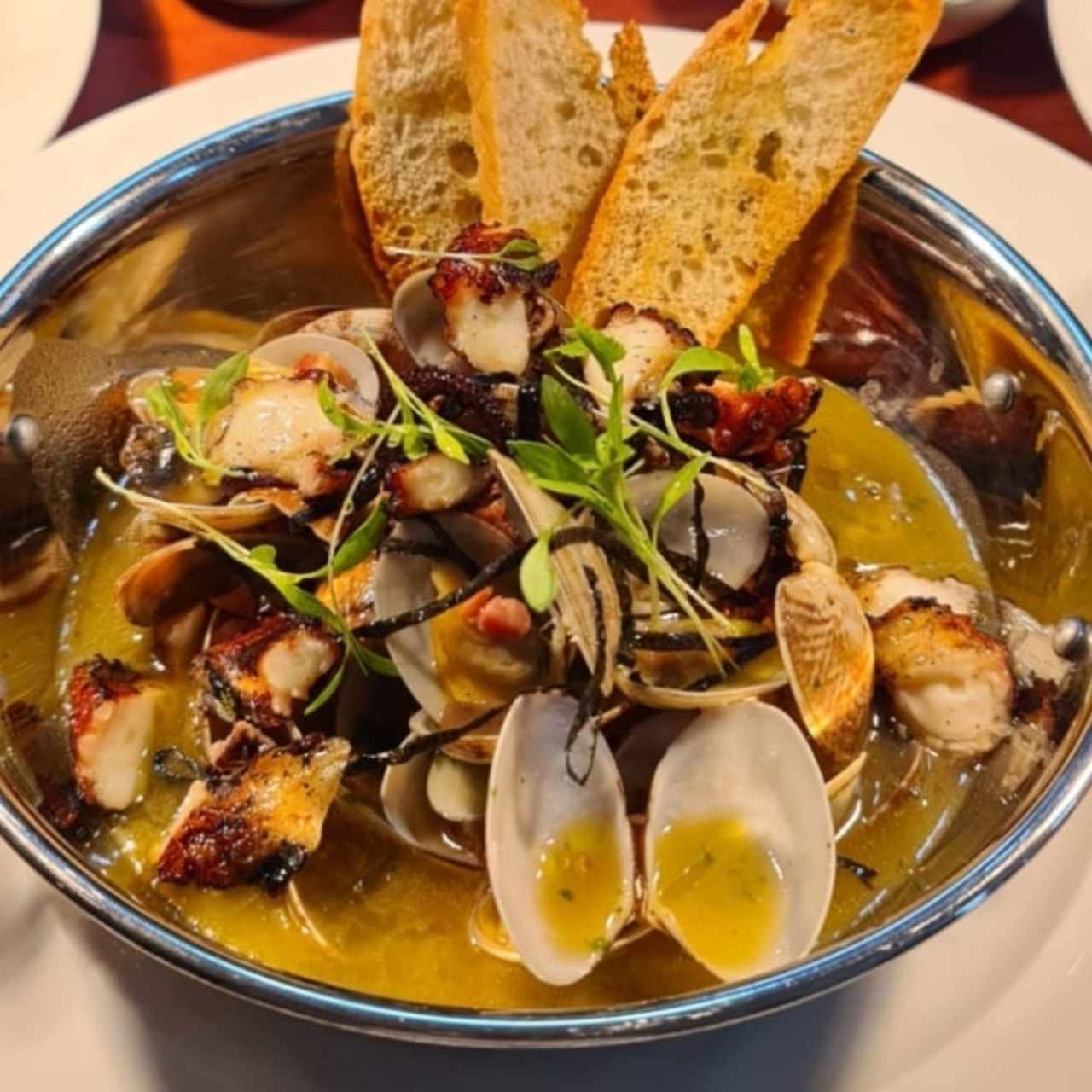 Almejas a la meuniere y pulpo a la brasa