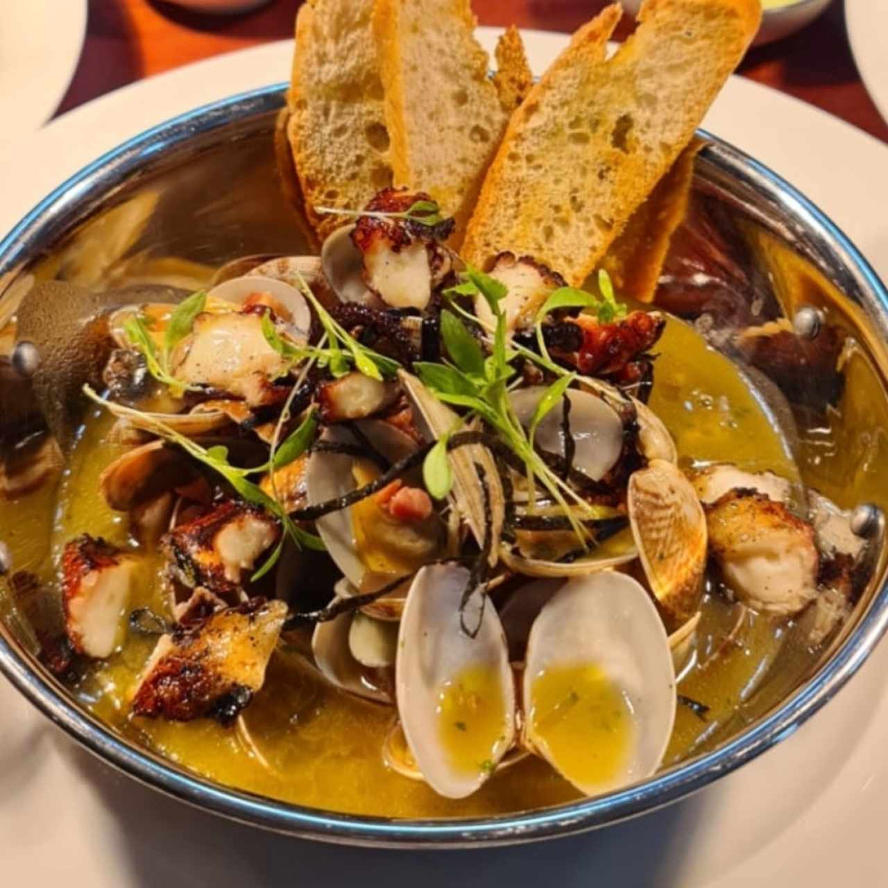 Almejas a la meuniere y pulpo a la brasa