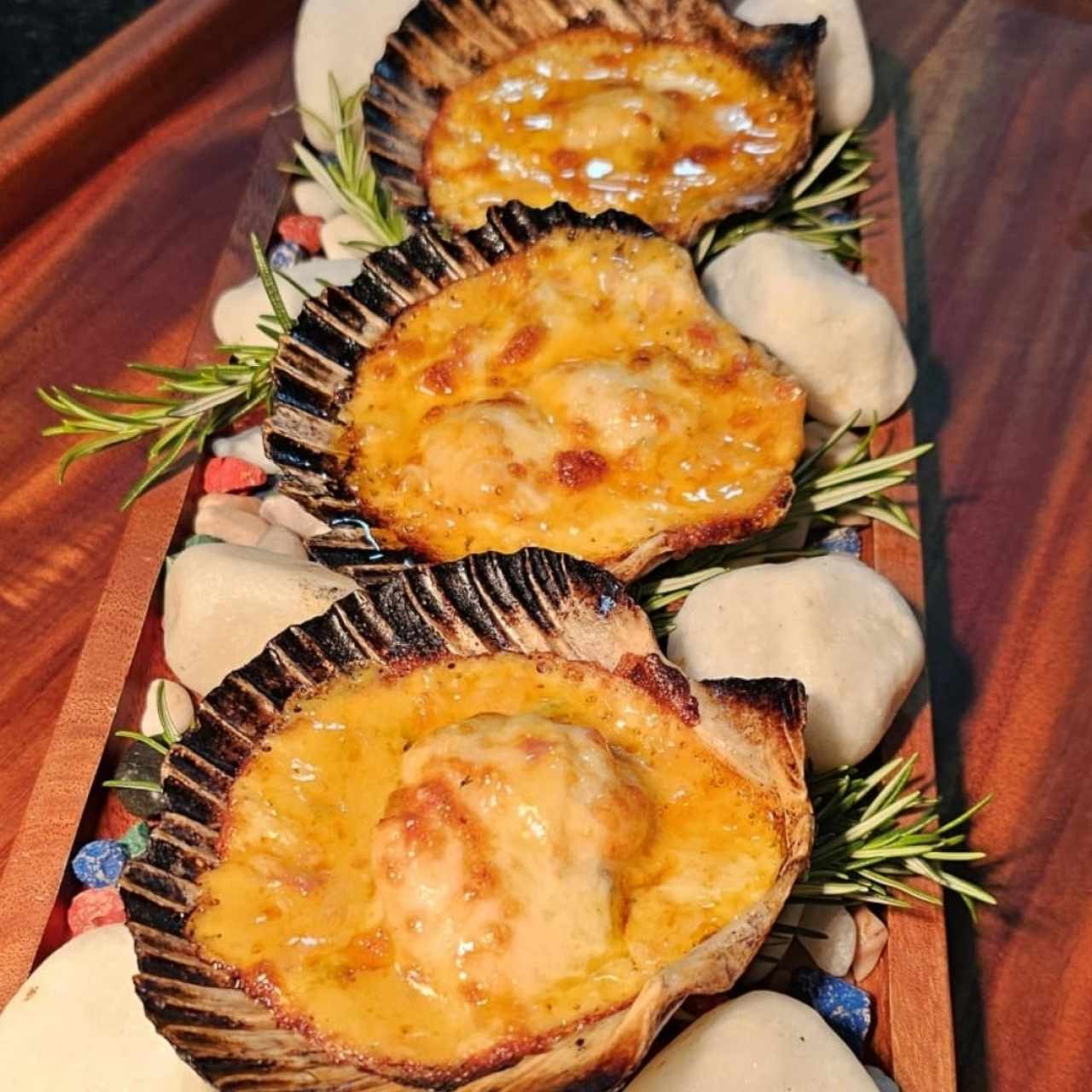 Vieiras a la gallega gratinadas con queso gruyere