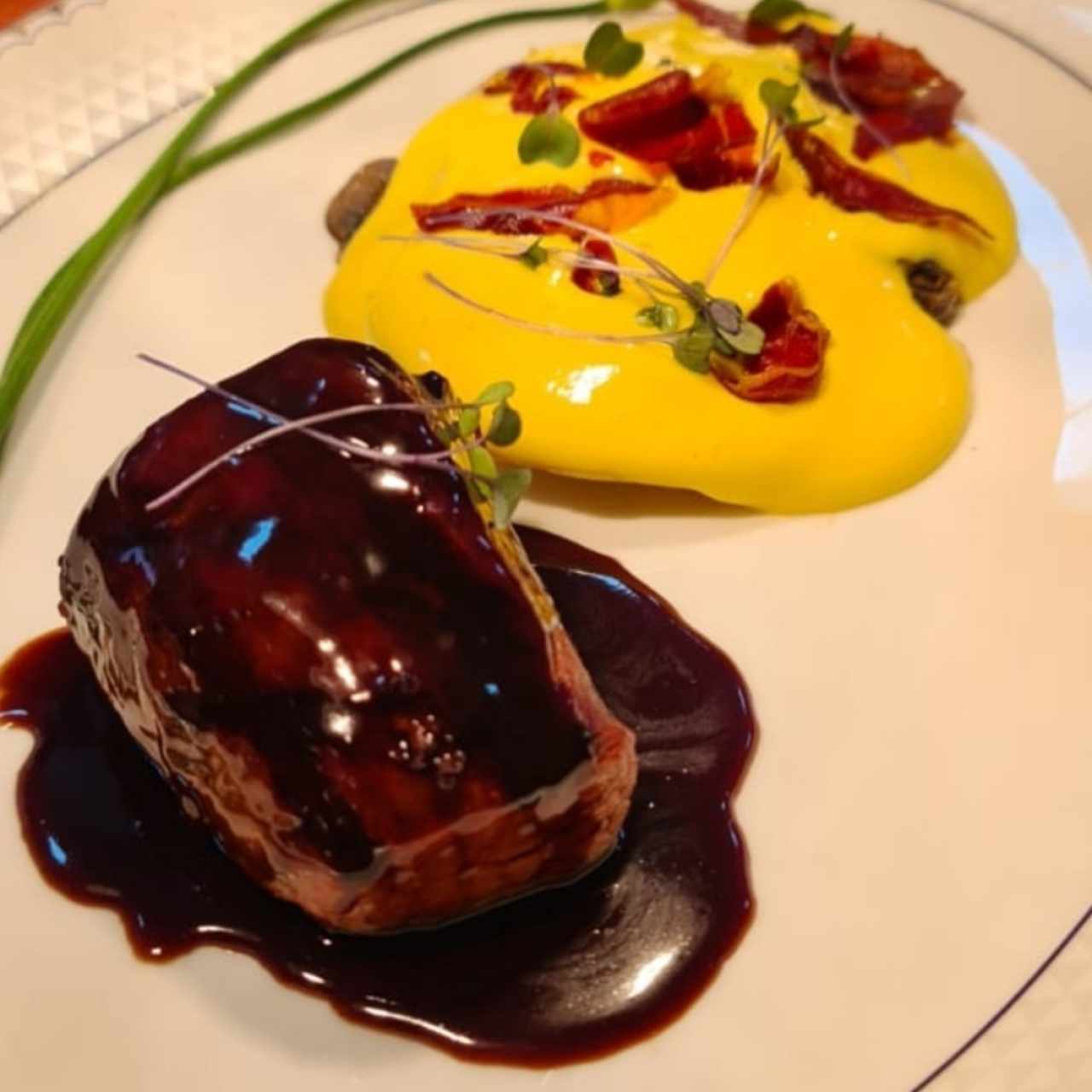 Filete de ternera con raviolis de champiñones y ricotta