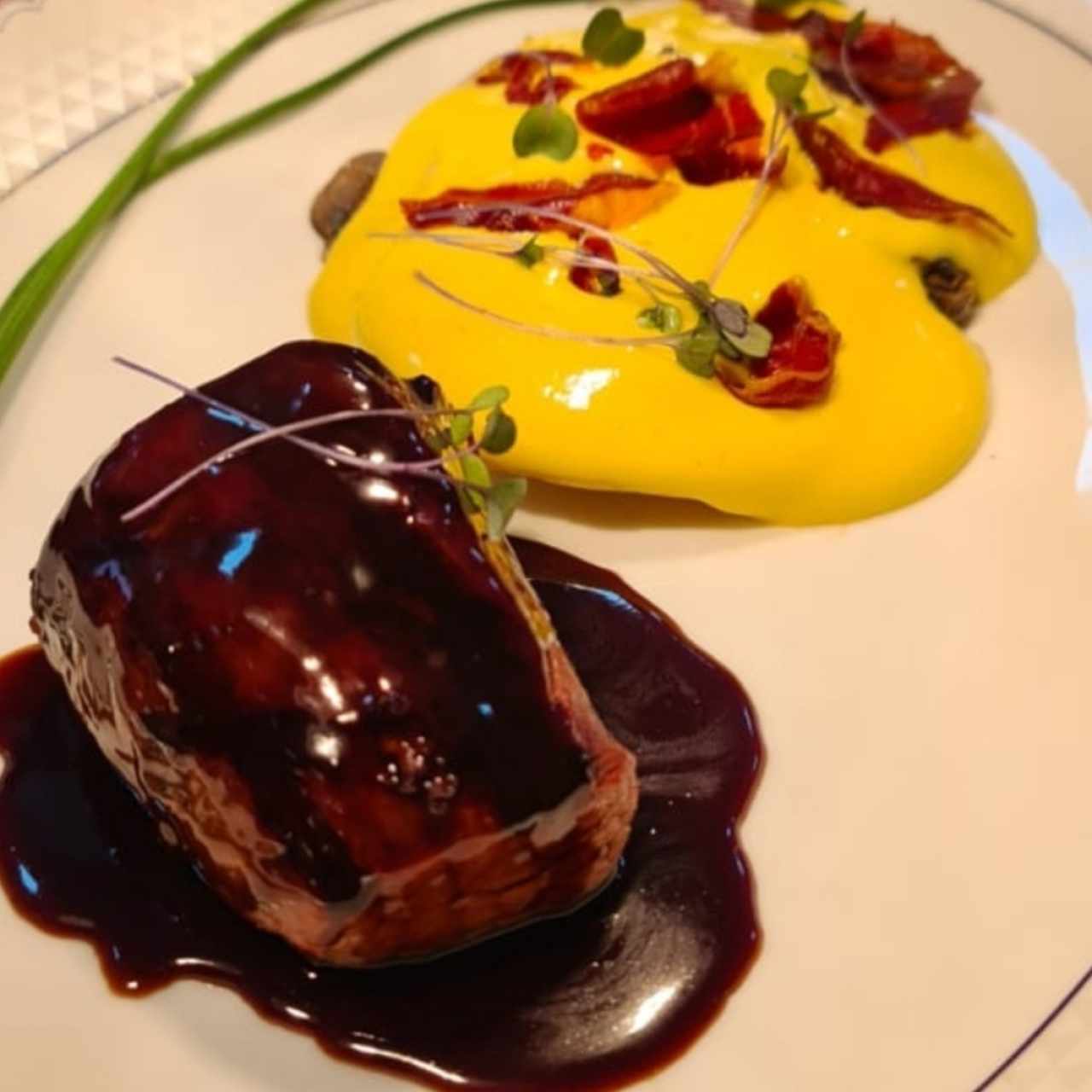 Filete de ternera con raviolis de champiñones y ricotta