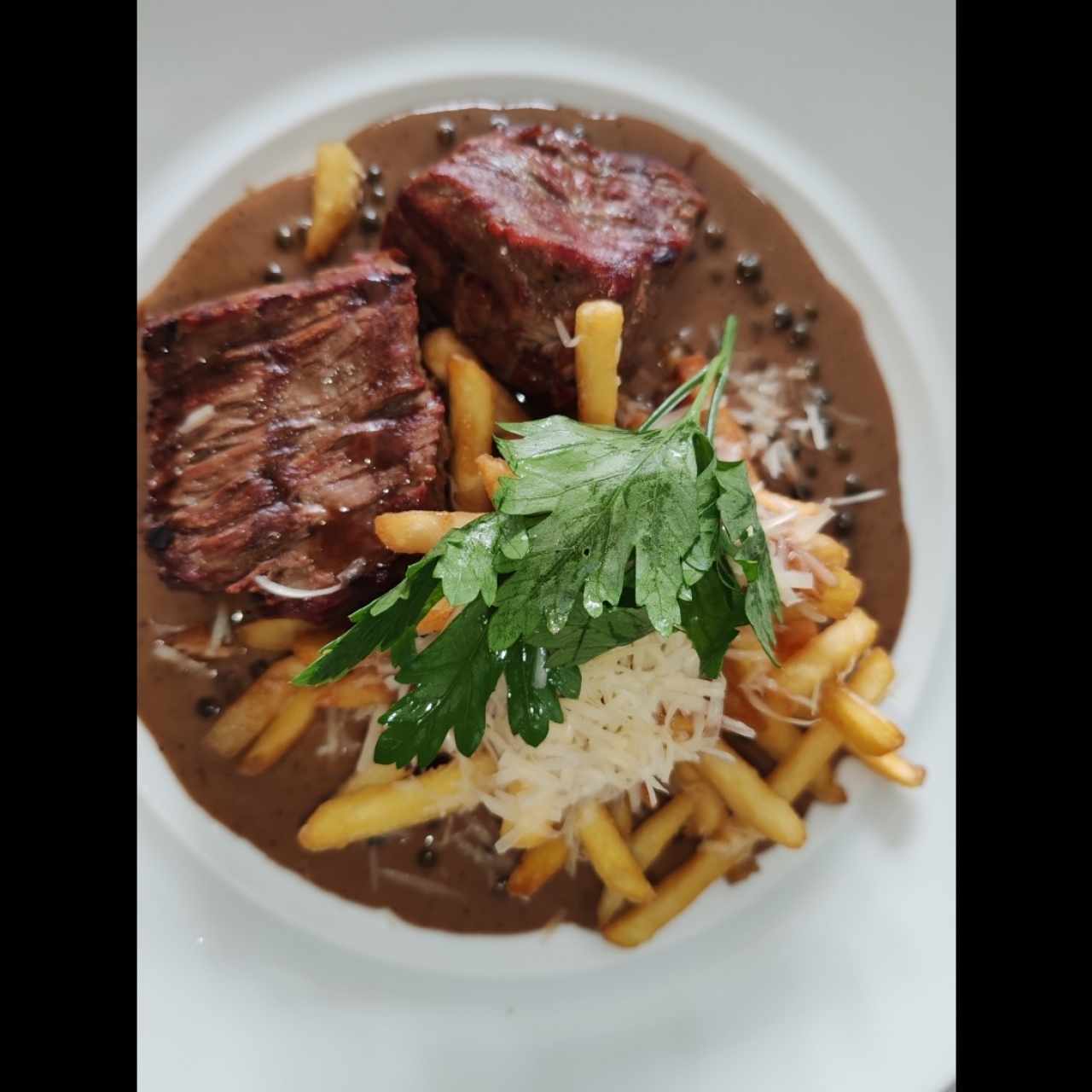 Filete de ternera a la pimienta con papas fritas