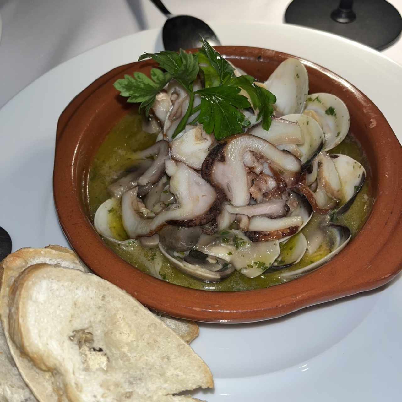 Almejas a la meuniere y pulpo a la brasa