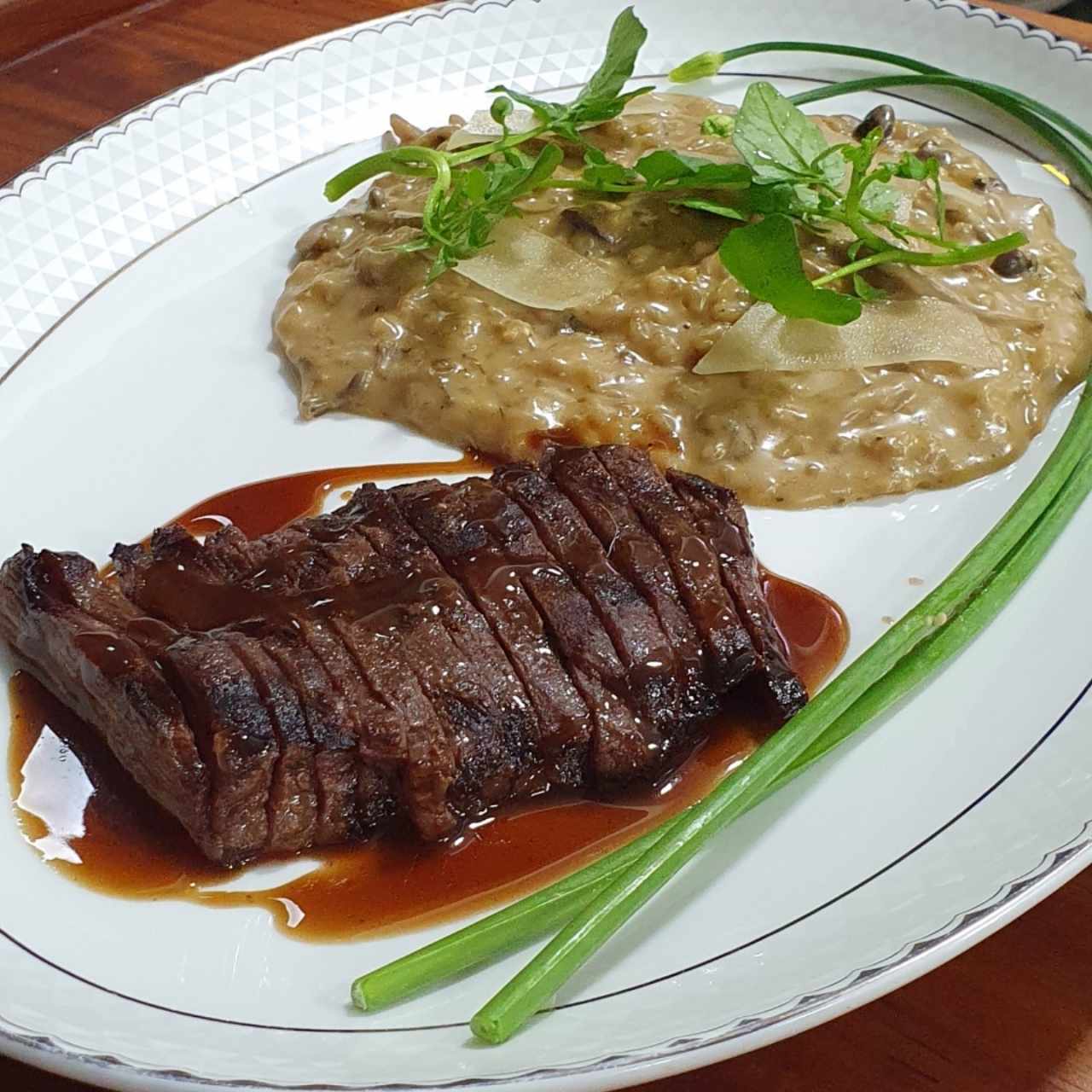 entraña a la brasa con risotto de hongos  a trufado 