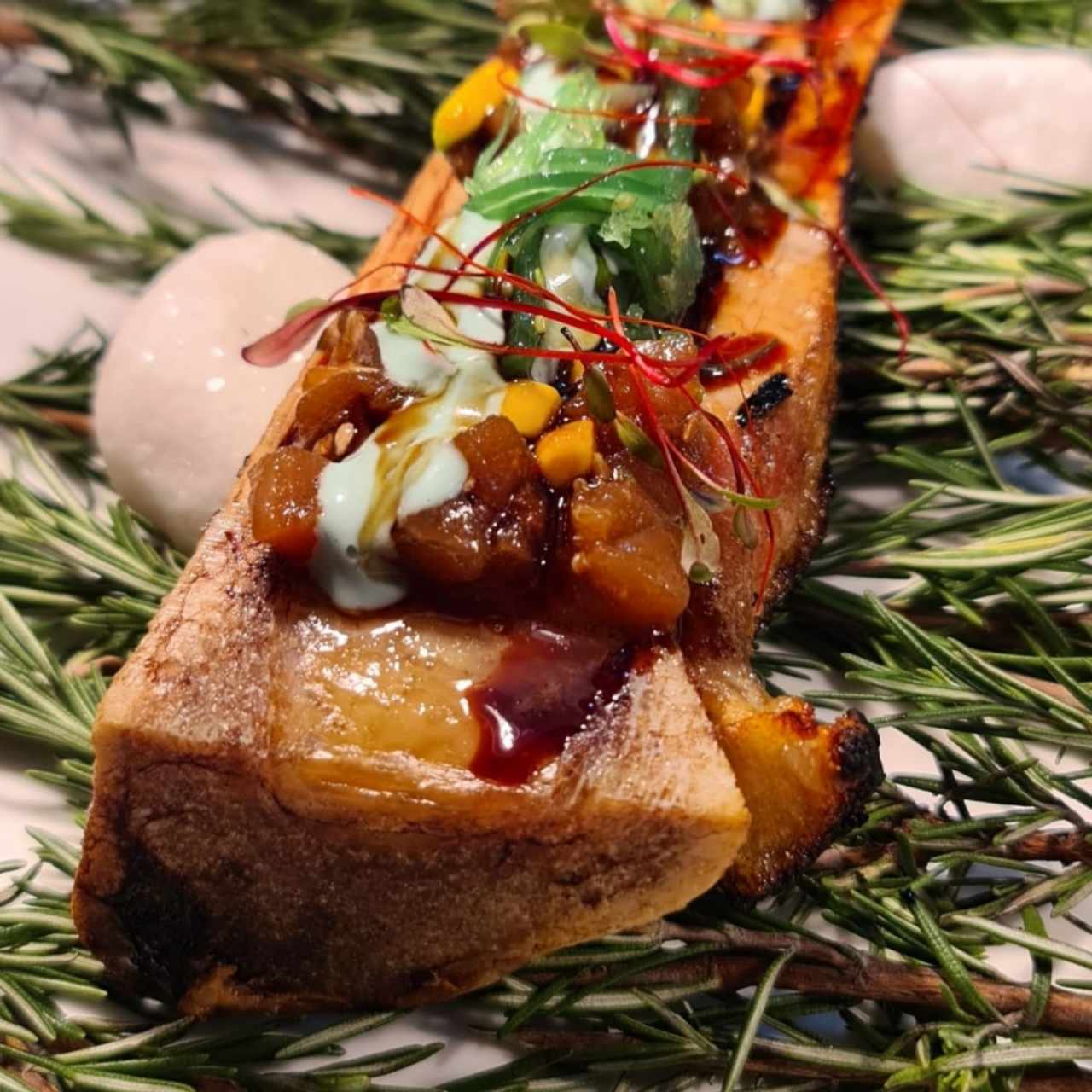 tuétano a la brasa con tartar de atún 