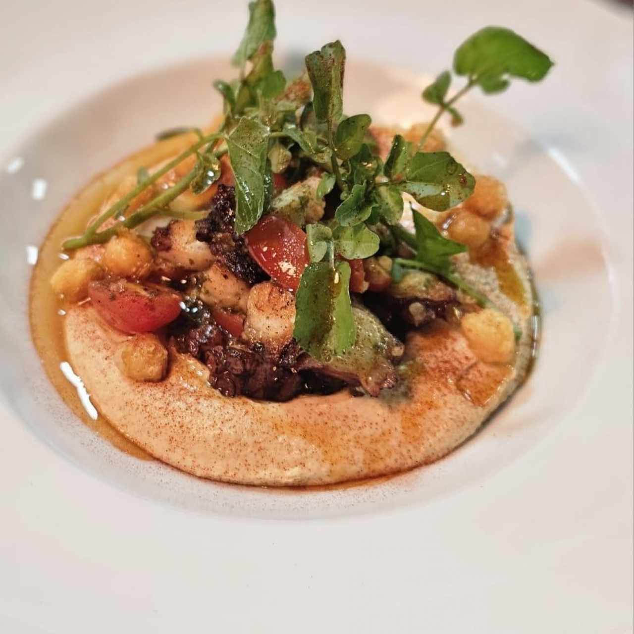 Hummus con pulpo y pan de masa madre