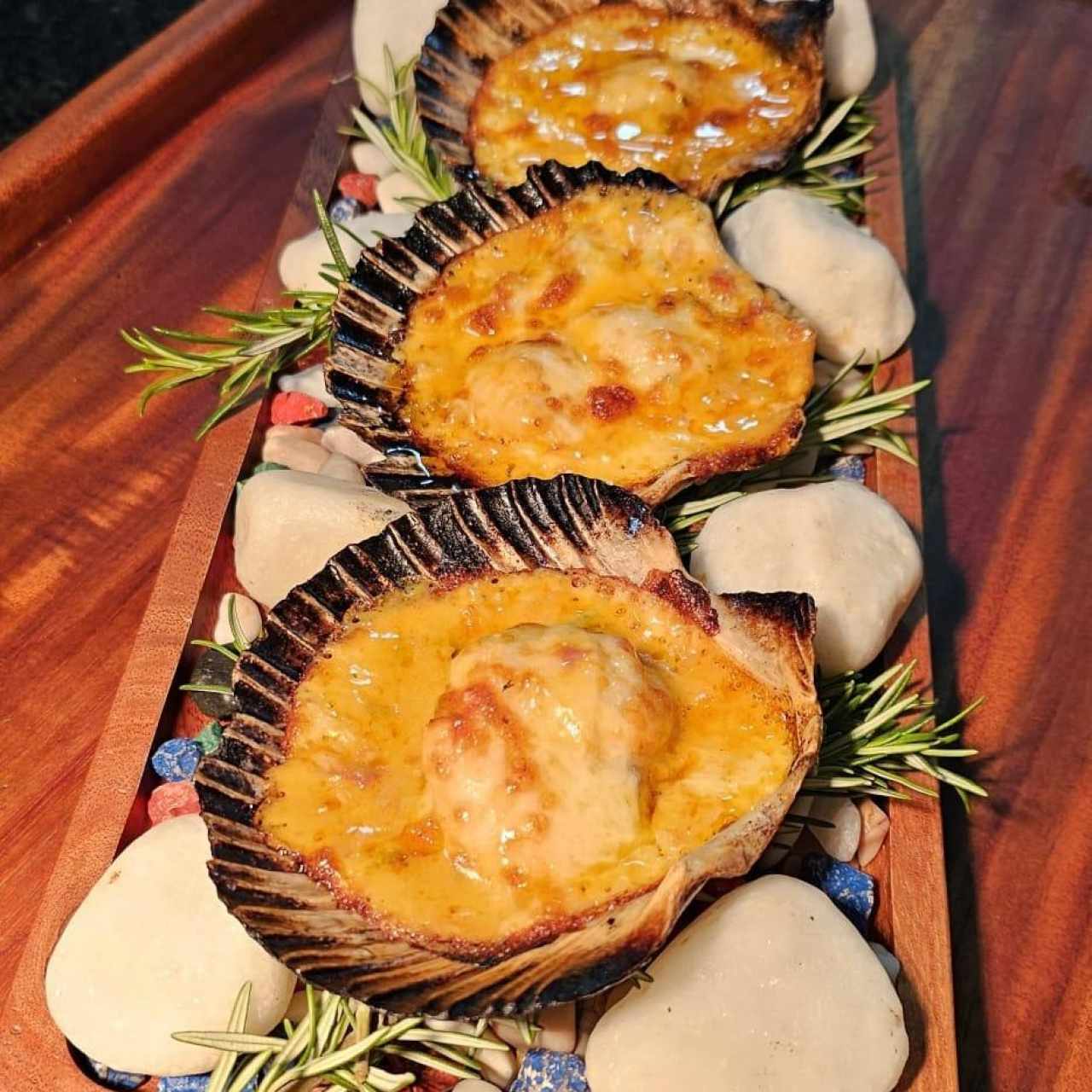 Vieiras a la gallega gratinadas con queso gruyere