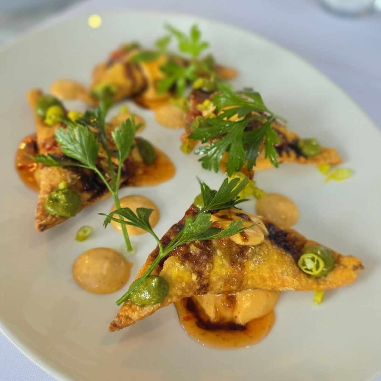Empanaditas de wanton crujientes con chistorra