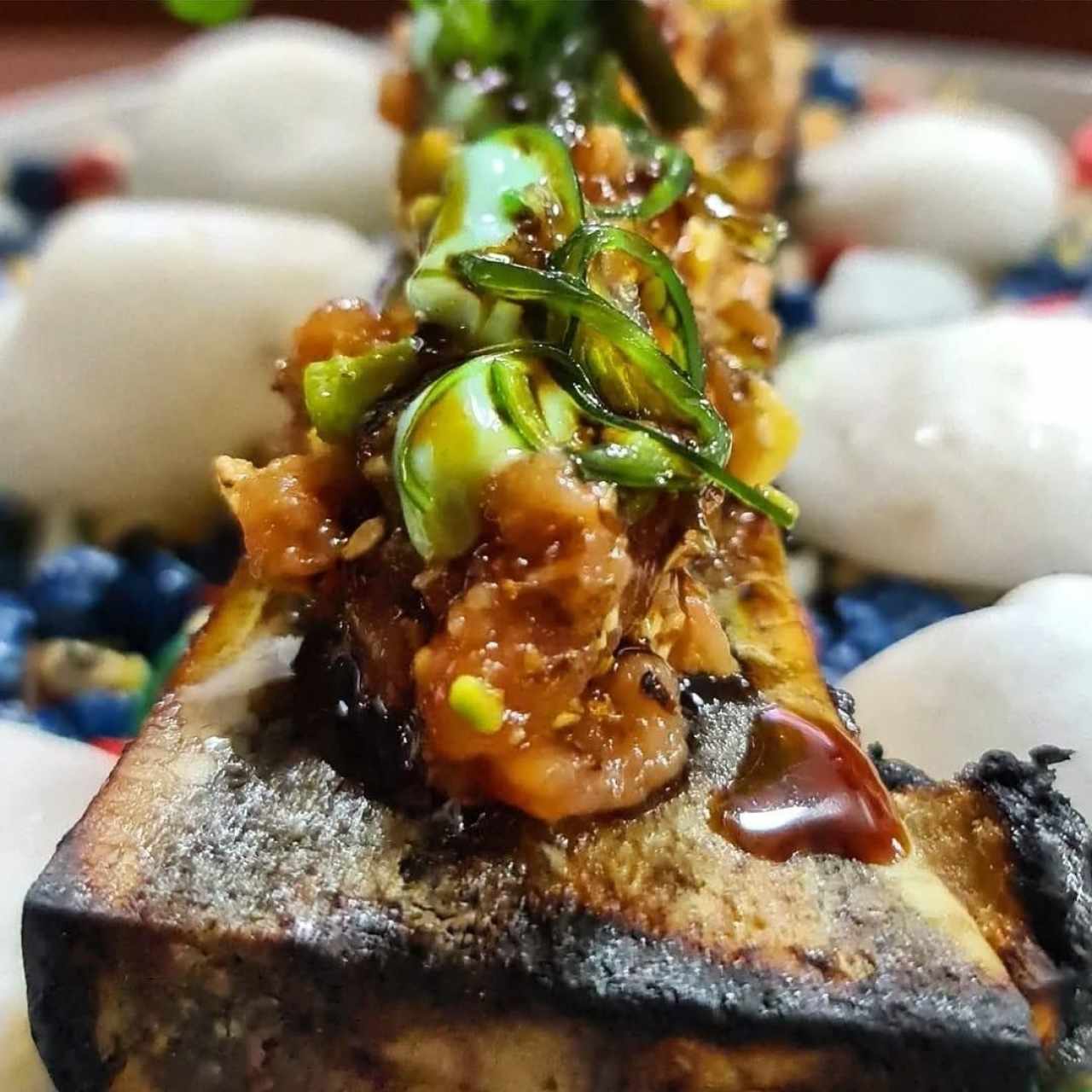 Tuétano a la brasa con tartar de atún rojo