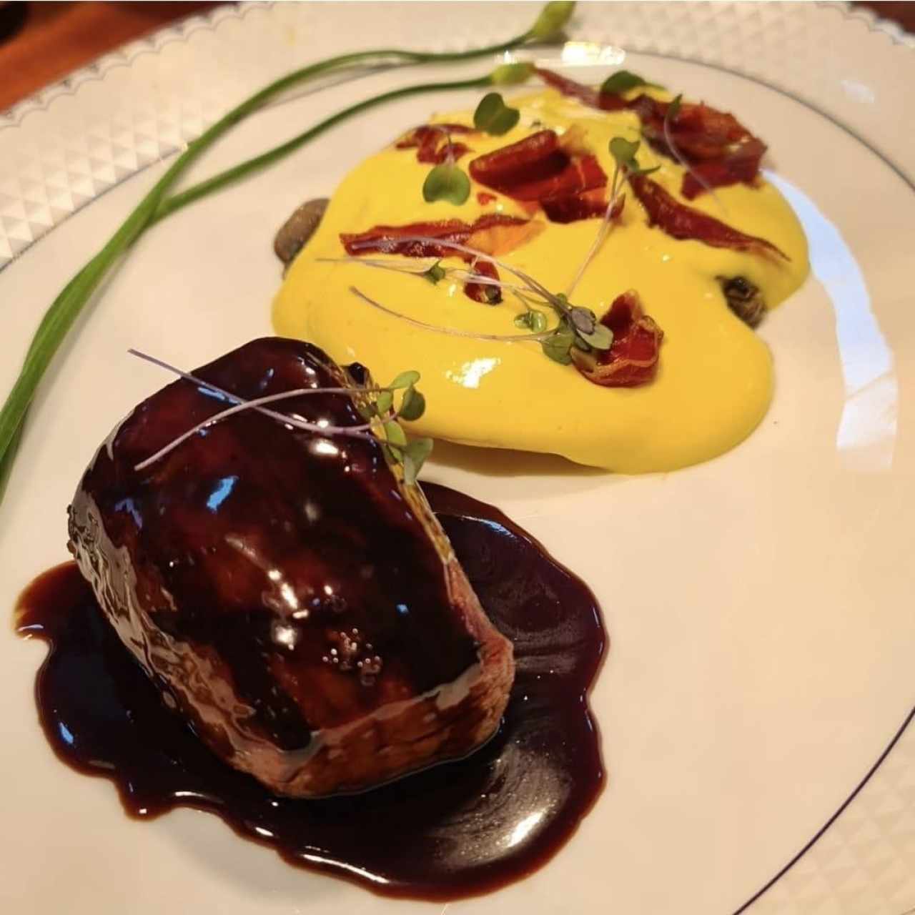 Filete de ternera con raviolis de champiñones y ricotta