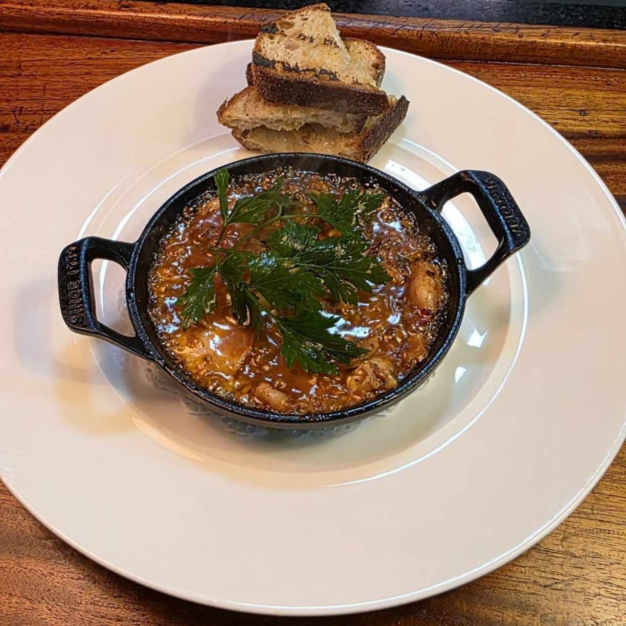 Cazuela de calamares a la brasa