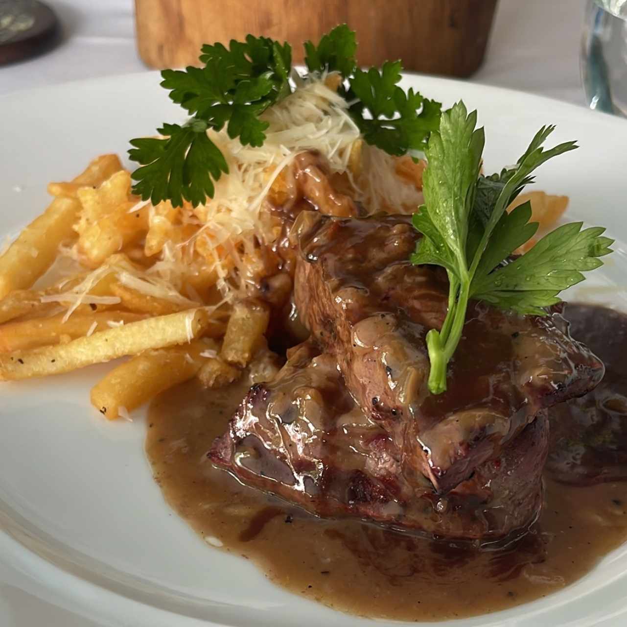 Filete a la pimienta con papas fritas con prmesano y toque de trufa