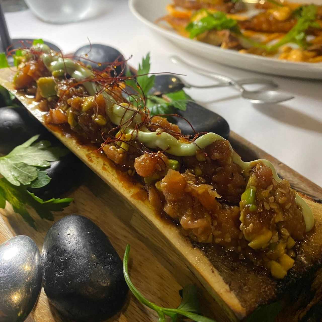 Tuétano a la brasa con tartar de atún rojo