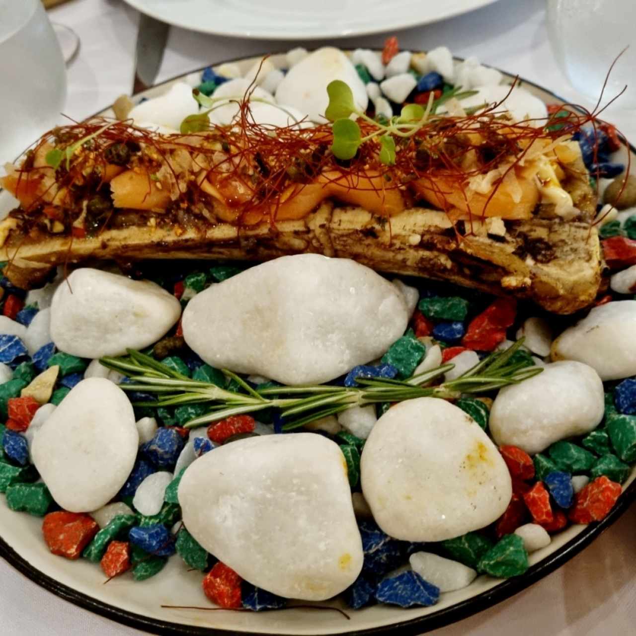 Tuétano con Salmón trufado