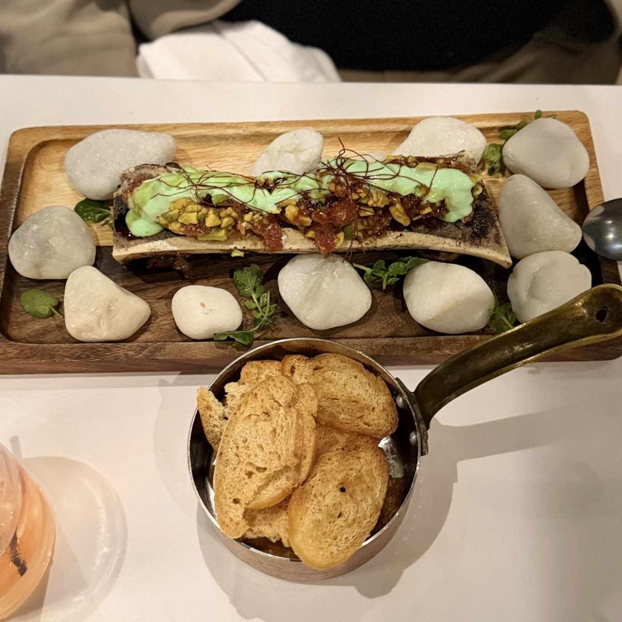 Tuétano a la brasa con tartar de atún rojo