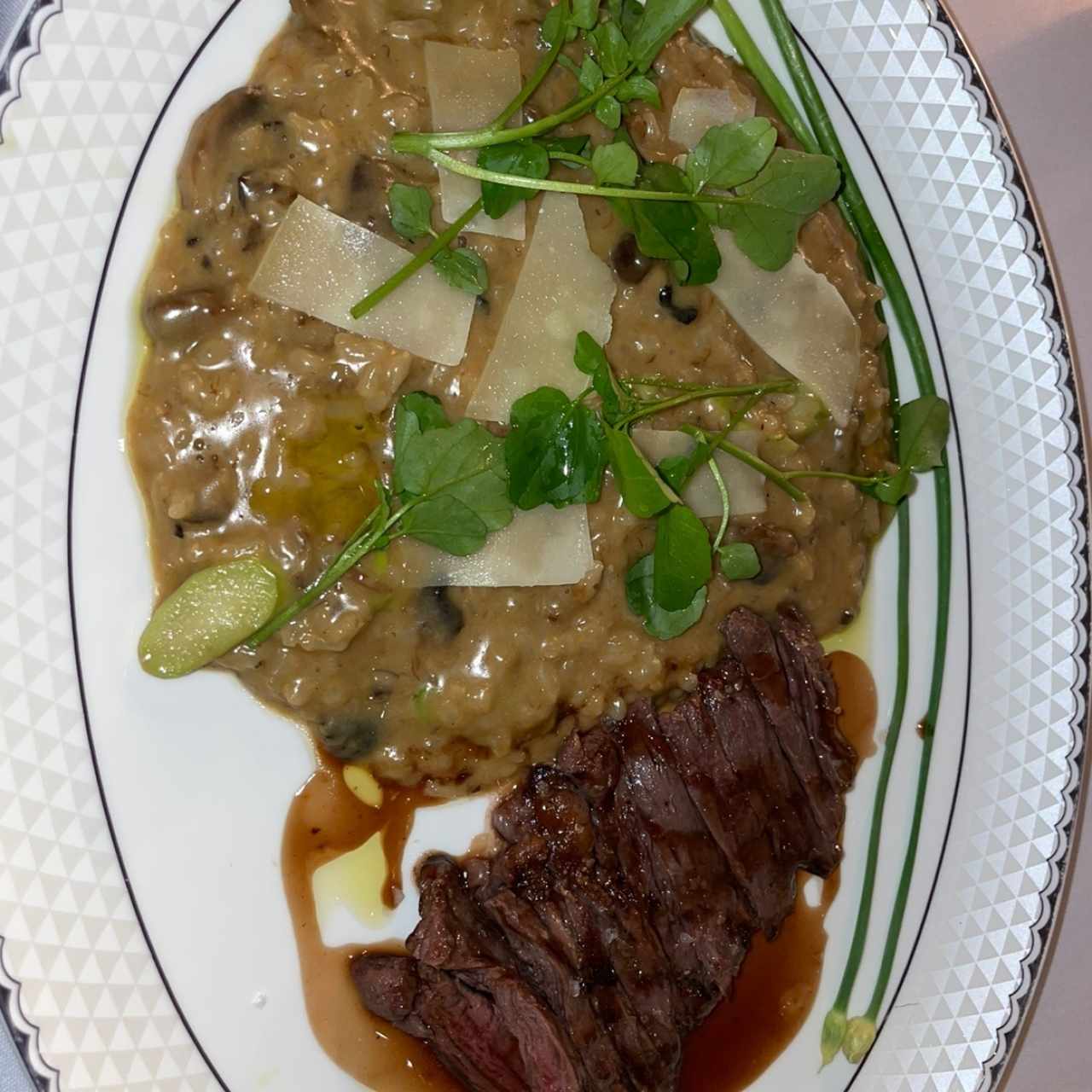 Entraña y risotto de hongos 