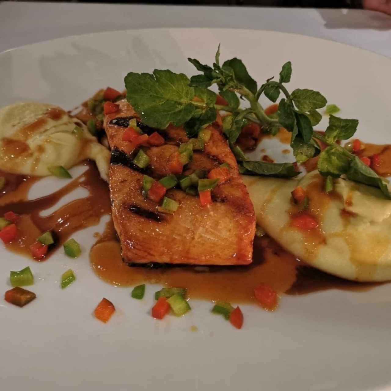 Salmón con puré y vegetales