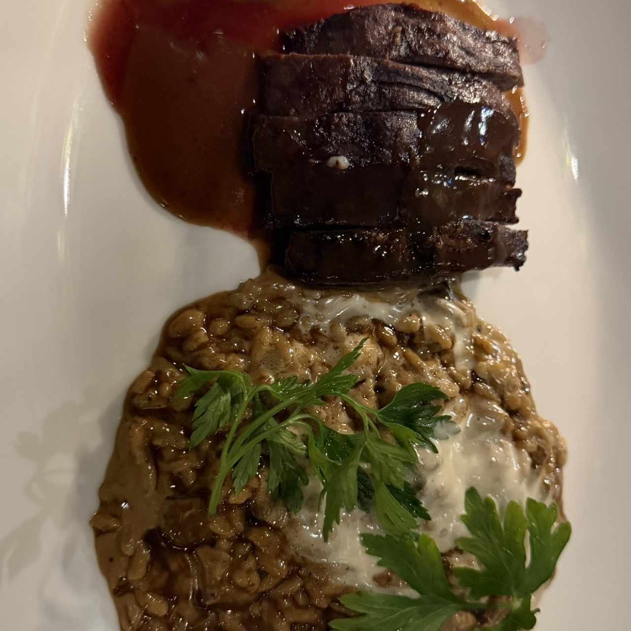 Risotto cremoso de mezcla de setas con entraña