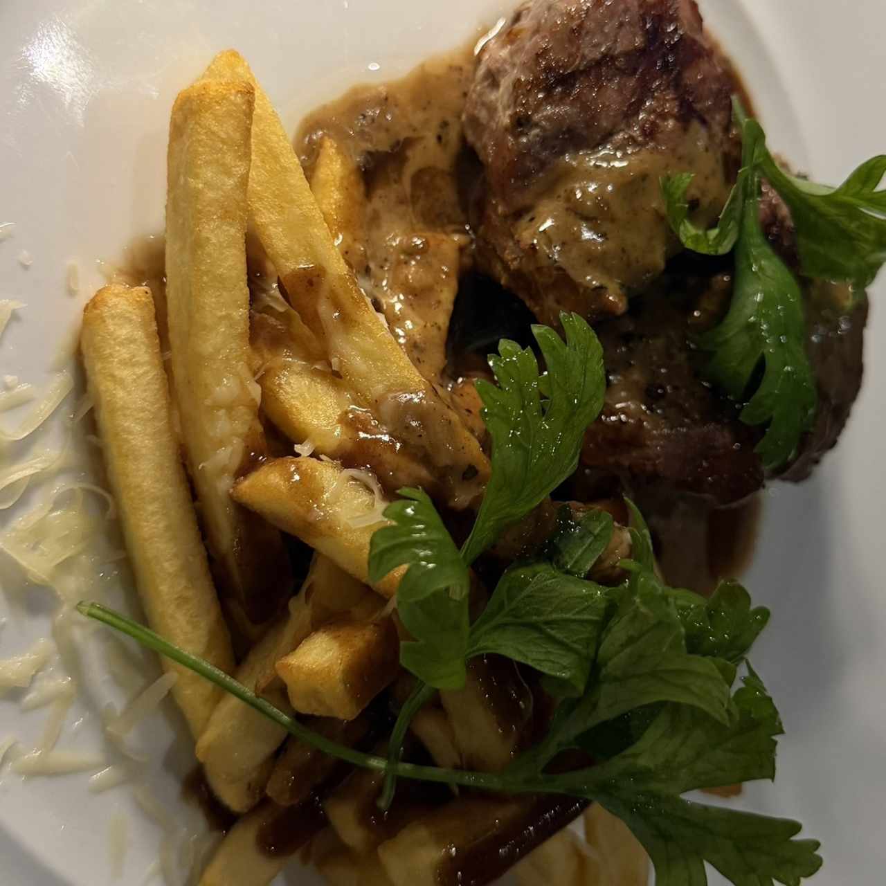 Filete de ternera a la pimienta con papas fritas